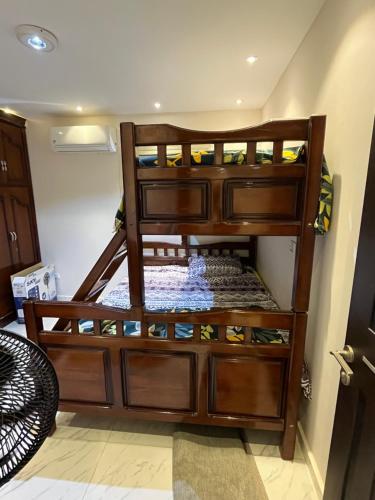a wooden bunk bed in a room at ستديو فاخر بحدائق الاهرام in Ghaţāţī