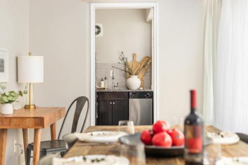 een eetkamer met een tafel met een fles wijn bij Refined 2BR King Suite with Gym and Lounge - The MORGAN in Arlington