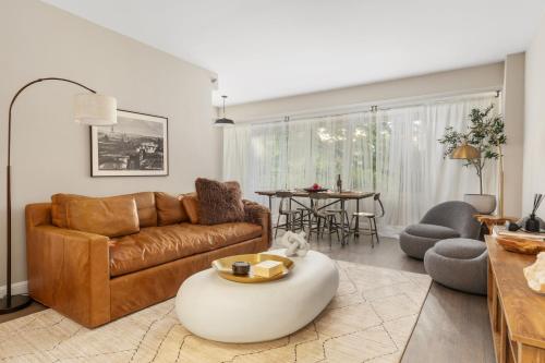 een woonkamer met een bank en een tafel bij Refined 2BR King Suite with Gym and Lounge - The MORGAN in Arlington