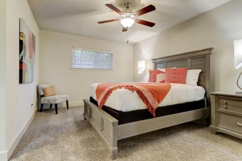 a bedroom with a bed and a ceiling fan at Perfect Perk Marquee Uptown Unit 121 Galleria 2br 2ba in Houston