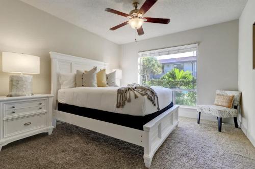 a bedroom with a bed with a ceiling fan and a window at Perfect Perk Marquee Uptown Unit 121 Galleria 2br 2ba in Houston