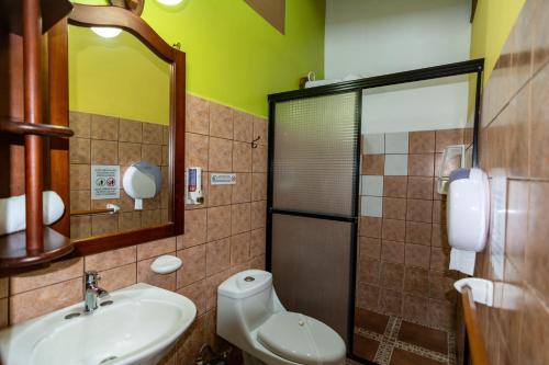 Bilik mandi di Hotel Arte Natura