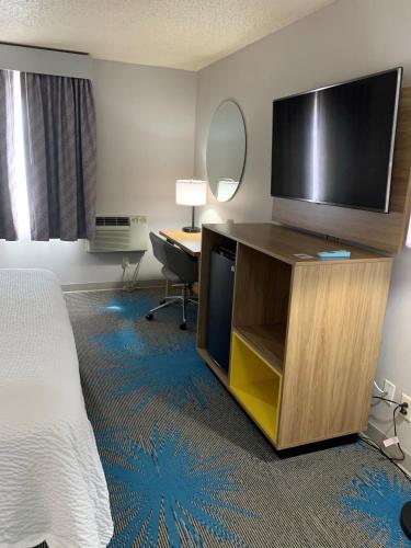 Una televisión o centro de entretenimiento en Days Inn by Wyndham Custer