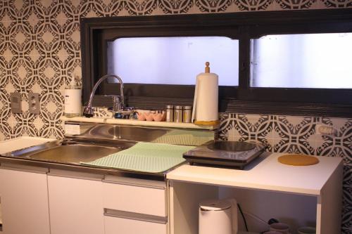 Kuchyň nebo kuchyňský kout v ubytování 4 Beds in the Heart of Hongdae, Mangwon, Sangsu & Red Road