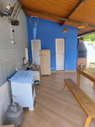 a living room with a refrigerator and a table at alugo quarto com 1 cama casal e 2 solteiro in São Joaquim de Bicas