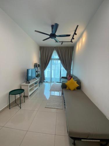 Una sala de estar con un sofá y un ventilador de techo. en Skyhomes KLCC New, en Kuala Lumpur