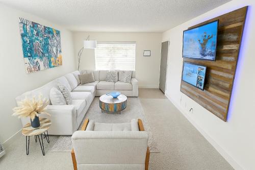 a living room with a white couch and a table at Perfect Location 2BR 5 Min Walk to Galleria Marquee Uptown in Houston