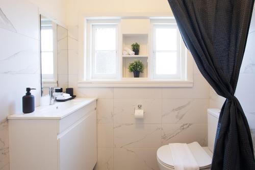 Ένα μπάνιο στο Glebe Pet Friendly 2BR Sunny House with Yard & Parking