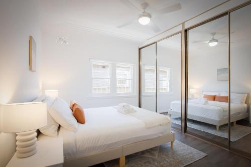 Ένα ή περισσότερα κρεβάτια σε δωμάτιο στο Glebe Pet Friendly 2BR Sunny House with Yard & Parking