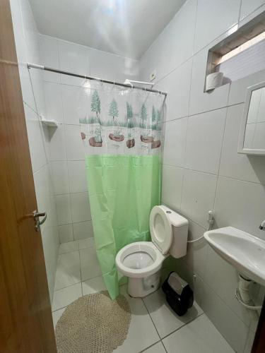 ジョアンペソアにあるApartamento Aconcheganteのバスルーム(トイレ、緑のシャワーカーテン付)