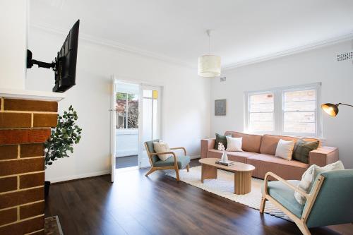 a living room with a couch and a tv at 2RB Glebe Retreat Free Parking, Yard & Pet Friendly in Sydney