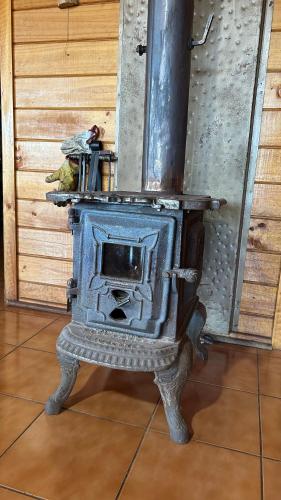 an old wood stove sitting on top of a floor at Hostal Tregualemu in Pelluhue