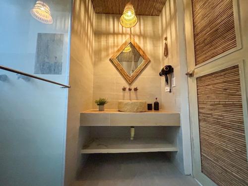 a bathroom with a sink and a mirror on the wall at Zafir Tolú in Tolú