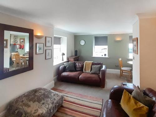 Ruang duduk di Sail Loft Apartment