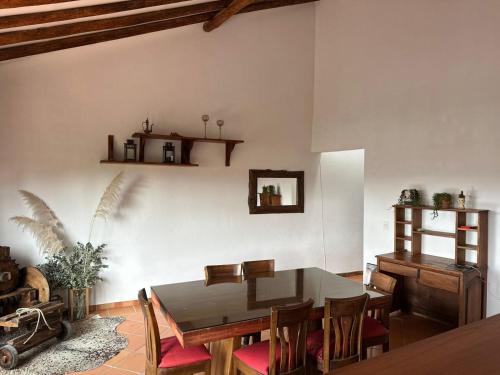 Un comedor con mesa y sillas en LeyvaYork Apartasuites, en Villa de Leyva