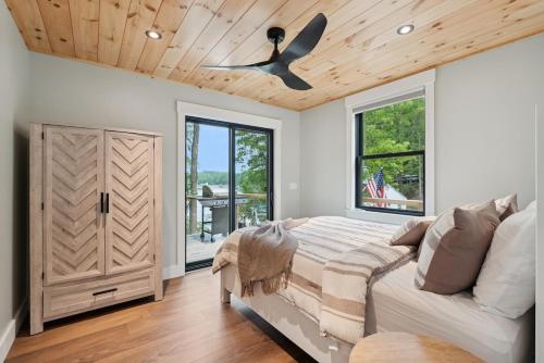 Postel nebo postele na pokoji v ubytování La Casita Little Sebago Lake with hot tub!