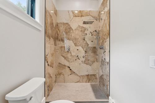 Koupelna v ubytování La Casita Little Sebago Lake with hot tub!