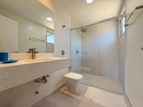 Casa Paraíso في بوزيوس: حمام مع دش ومرحاض ومغسلة