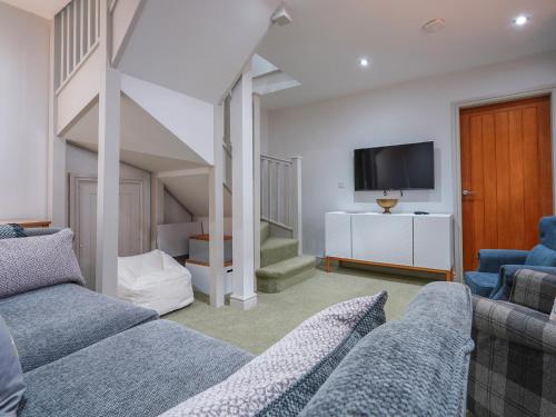 een woonkamer met een bank en een tv bij Walnut Cottage - Uk43995 in Fairfield
