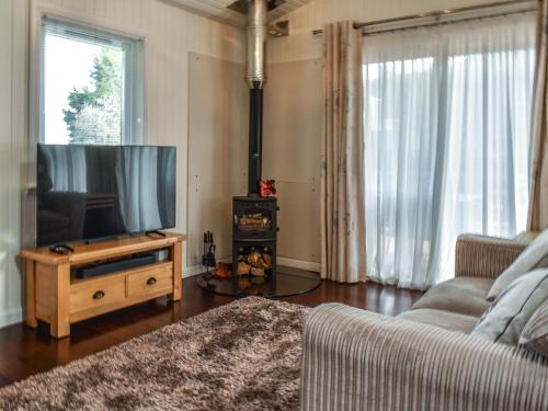 Μια τηλεόραση ή/και κέντρο ψυχαγωγίας στο Cherry Tree Lodge