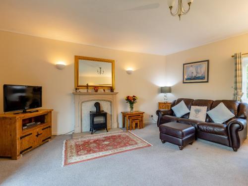 un salon avec un canapé et une cheminée dans l'établissement The Milking Shed - Uk30436, à Kingsbury Episcopi