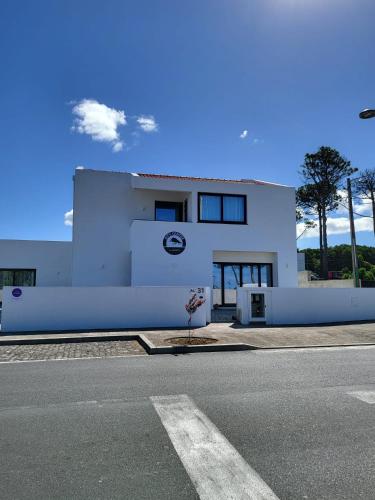 a white building on the side of a street at CiTY CENTER in Monte