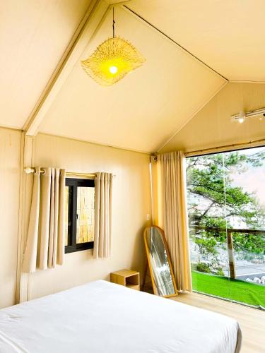 a bedroom with a bed and a window at Dreamy Homestay Tam Đảo in Tam Ðảo
