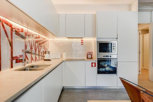 ' Exclusive Riverside Haven in Lisbon Top-Location '
