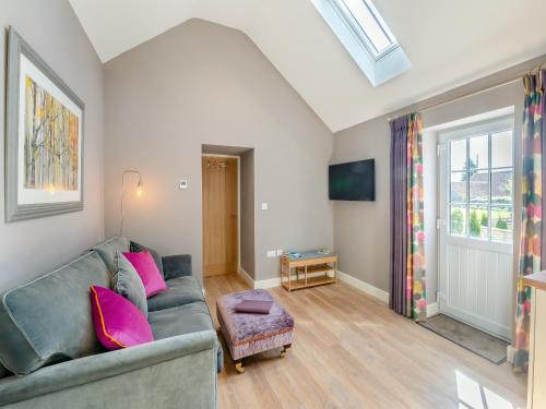 a living room with a green couch and pink pillows at Ling At Holly House - Uk44468 in Newton