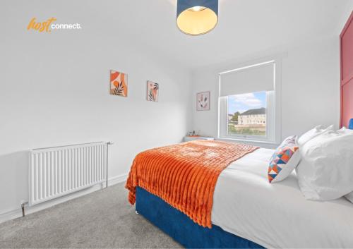En eller flere senge i et værelse på 2 Bed Sleeps 4 with Private Parking in Airdrie