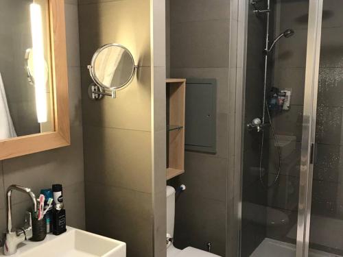a bathroom with a shower and a sink and a mirror at Superbe 4 pièces moyen pour 6 pers. avec piscine, spa, fitness, parking couvert, ski aux pieds - FR-1-352-68 in Arc 1800