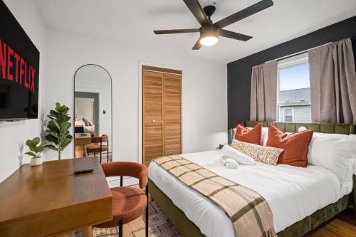 a bedroom with a bed and a desk in a room at 9mi To NRG | Game Room | Hot Tub | Firepit | Grill in Oak Hill