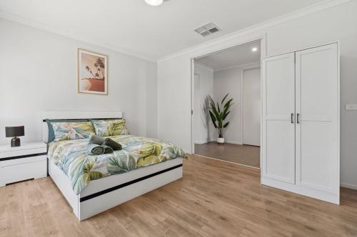 Una cama o camas en una habitación de Space, Style & Serenity