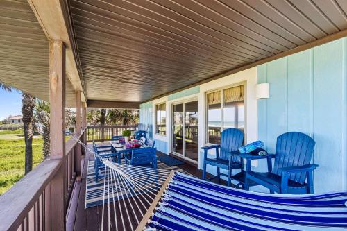 Posezení v ubytování Oceanfront Steps to Sand Deck & Pets Welcome