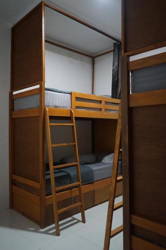 Katil dua tingkat atau katil-katil dua tingkat dalam bilik di TWD hostel