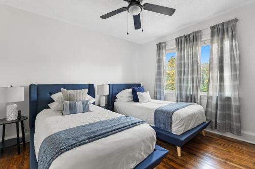 sypialnia z dwoma łóżkami i wentylatorem sufitowym w obiekcie Orange Pit - 3BD 2BA Luxury Retreat - West Cola w mieście West Columbia