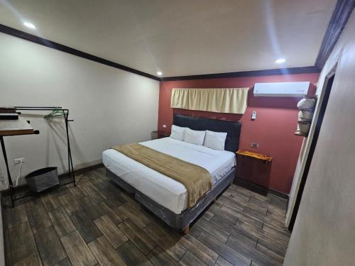 Giường trong phòng chung tại Hotel Cadillac