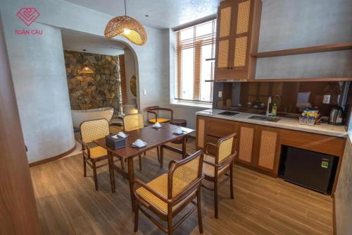 a kitchen and dining room with a table and chairs at Toàn Cầu Hotel Quảng Bình in Dong Hoi