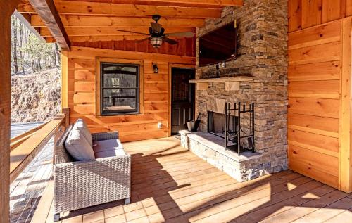 Φωτογραφία από το άλμπουμ του Beautiful Cabin with Lofted Space and Deck in Topton, North Carolina σε Aquone