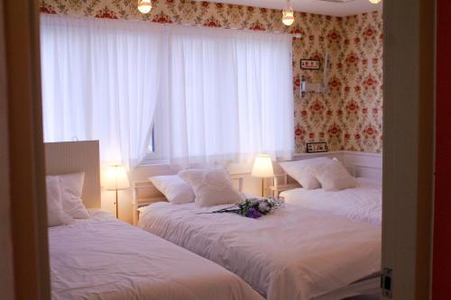 Postel nebo postele na pokoji v ubytování Central Hongdae Red Road Stay 4 Beds, Near Mangwon & Sangsu