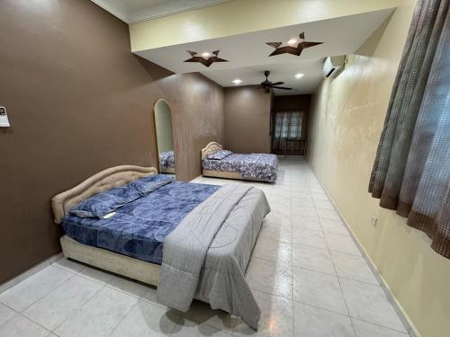 a bedroom with a bed and a ceiling at Kas Villa Homestay JB in Johor Bahru