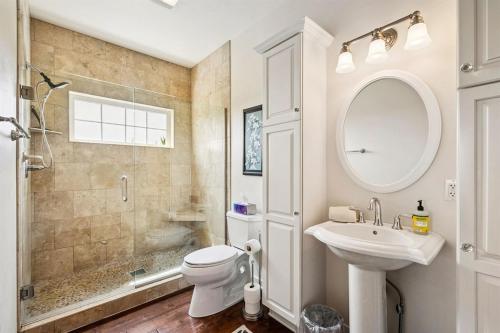 Ένα μπάνιο στο Grove Road Home - Private 5 Acres, Fire Pit, Spacious Retreat, Dog-F