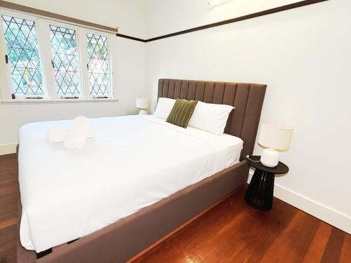 Кровать или кровати в номере Walk to Southbank Brisbane City Art Deco House