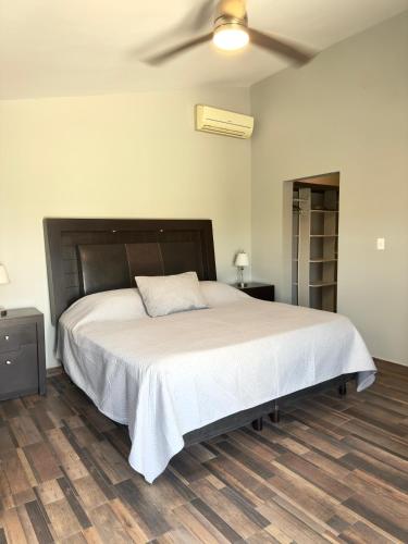 Ένα ή περισσότερα κρεβάτια σε δωμάτιο στο Casa Serena