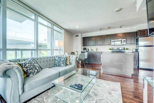 Fotografie z fotogalerie ubytování 2BR Condo - Free Parking - Park & City View v destinaci Toronto