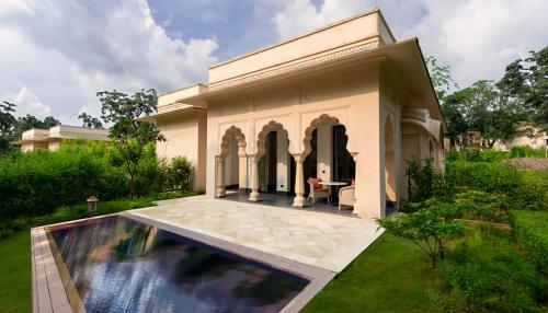 Bazén v ubytování The Oberoi Rajgarh Palace nebo v jeho okolí