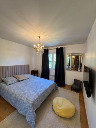 Postel nebo postele na pokoji v ubytování Calme et élégance au cœur de Tours