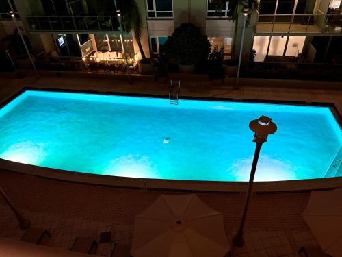 - une piscine de nuit dans un hôtel dans l'établissement Channelside Luxury Retreat Spacious 2BR 2BA Condo with Pool, Balcony, Sauna & Gym, à Tampa