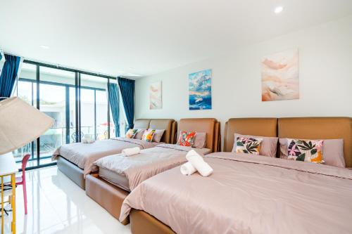 twee bedden in een kamer met ramen bij Love U Pool Villa Hua Hin-Pet Friendly House in Hua Hin