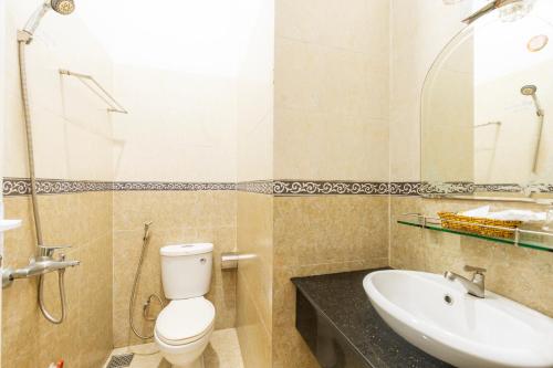 ein Badezimmer mit Toilette und Waschbecken in der Unterkunft Cherry Bean Hotel - Night Market in Phu Quoc